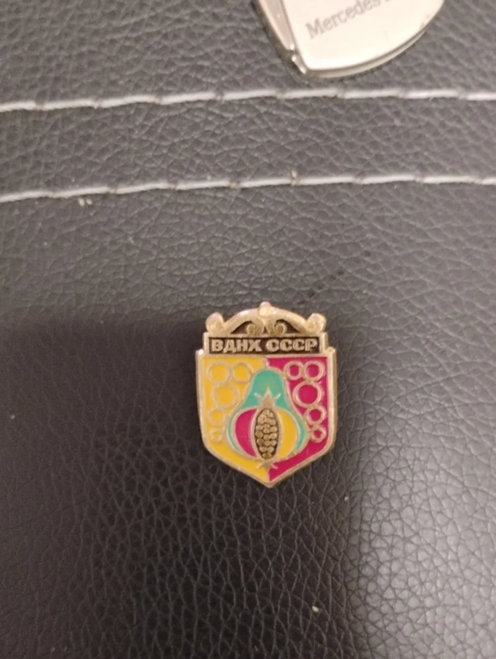 VINTAGE SOVIET VDNKH(EXHIBITION OF ACHIEVEMENTS OF NATIONAL ECONOMY) PIN